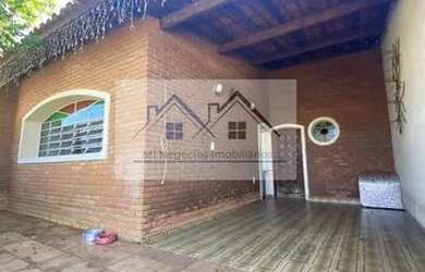 Imagem: A casa possui 3 Dormitórios, 1 Banheiro, 2 Vagas na garagem