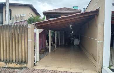 Imagem: A casa possui 4 Dormitórios, 2 Banheiros, 3 Vagas na garagem