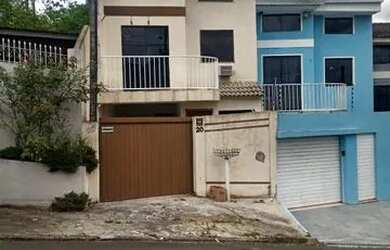 Imagem: A casa possui 3 Dormitórios, 2 Banheiros, 1 Vaga na garagem