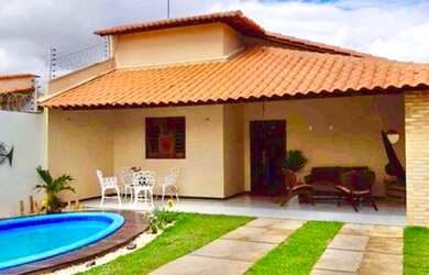 Imagem: A casa possui 2 Dormitórios, 2 Banheiros e 2 Vagas na garagem