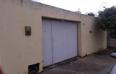 Imagem: A casa possui 3 Dormitórios, 1 Banheiro, 2 Vagas na garagem