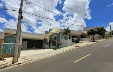 Imagem: A casa em condomínio possui 3 Dormitórios, 3 Banheiros, 4