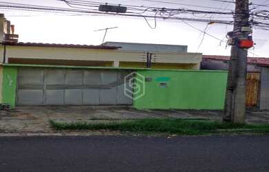 Imagem: A casa possui 3 Dormitórios, 2 Banheiros, 1 Vaga na garagem