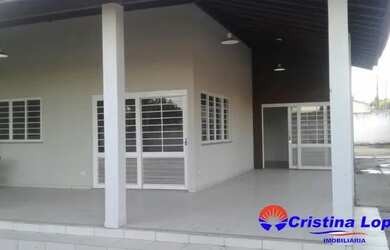 Imagem: A casa possui 3 Dormitórios, 4 Banheiros, 5 Vagas na garagem