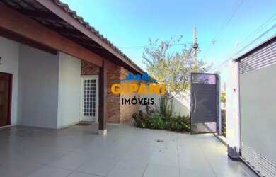 Imagem: A casa possui 3 Dormitórios, 2 Banheiros, 2 Vagas na garagem