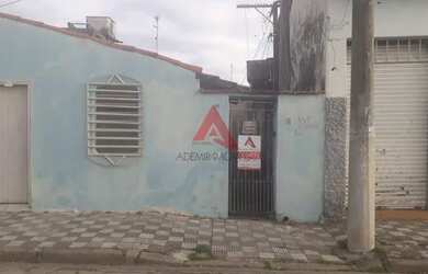 Imagem: A casa possui 4 Dormitórios, 2 Banheiros, 300m² de Área e