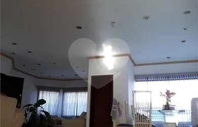 Imagem: A casa possui 4 Dormitórios, 4 Banheiros, 5 Vagas na garagem