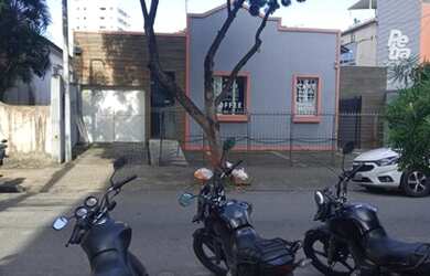 Imagem: A casa possui 4 Dormitórios, 2 Banheiros, 4 Vagas na garagem