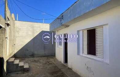 Imagem: A casa possui 3 Dormitórios, 2 Banheiros, 3 Vagas na garagem