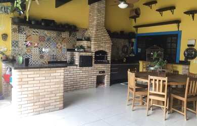 Imagem: A casa possui 2 Dormitórios, 2 Banheiros, 3 Vagas na garagem