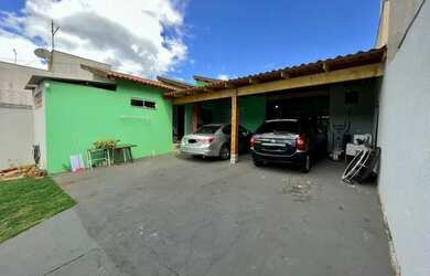 Imagem: A casa possui 3 Dormitórios, 3 Banheiros, 4 Vagas na garagem