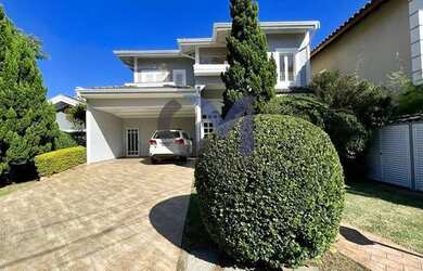 Imagem: A casa possui 4 Dormitórios, 5 Banheiros, 4 Vagas na garagem