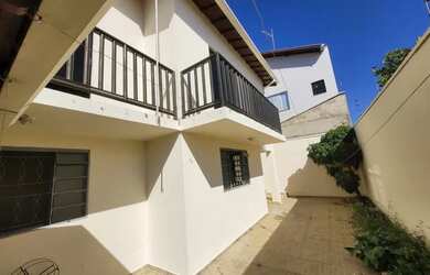 Imagem: A casa possui 4 Dormitórios, 4 Banheiros, 2 Vagas na garagem