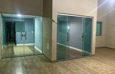 Imagem: A casa possui 2 Dormitórios, 2 Banheiros, 2 Vagas na garagem