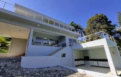 Imagem: A casa possui 4 Dormitórios, 5 Banheiros, 4 Vagas na garagem