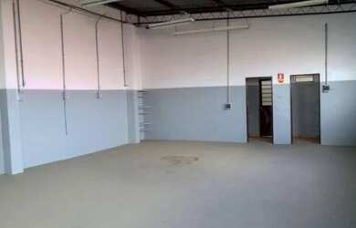 Imagem: O depósito possui 2 Vagas na garagem, 200m² de Área e está