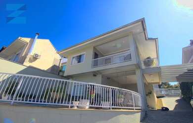 Imagem: A casa possui 3 Dormitórios, 3 Banheiros, 2 Vagas na garagem