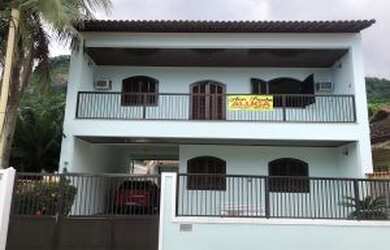 Imagem: A casa possui 4 Dormitórios, 3 Banheiros, 5 Vagas na garagem