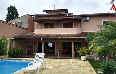 Imagem: A casa possui 4 Dormitórios, 2 Banheiros, 4 Vagas na garagem