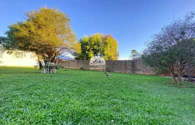 Imagem: A casa possui 4 Dormitórios, 1 Banheiro, 2 Vagas na garagem