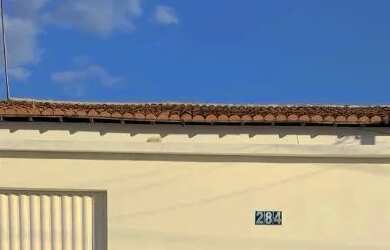 Imagem: A casa possui 3 Dormitórios, 2 Banheiros e está localizado