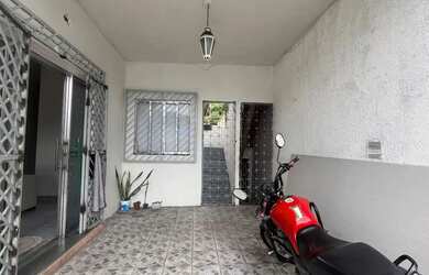 Imagem: A casa possui 4 Dormitórios, 2 Banheiros, 2 Vagas na garagem