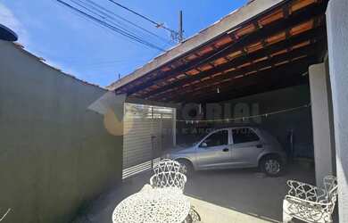 Imagem: A casa possui 3 Dormitórios, 1 Banheiro, 2 Vagas na garagem