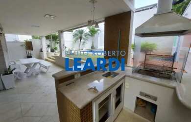 Imagem: A casa em condomínio possui 3 Dormitórios, 3 Banheiros, 330m²