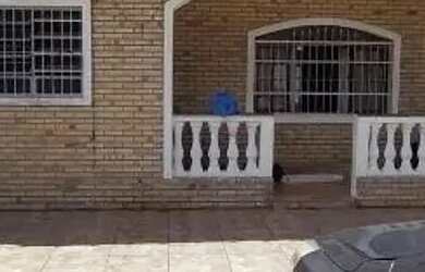 Imagem: A casa possui 2 Dormitórios, 2 Banheiros, 2 Vagas na garagem