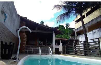 Imagem: A casa possui 2 Dormitórios, 3 Banheiros, 5 Vagas na garagem