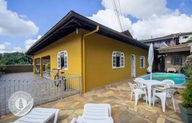 Imagem: A casa possui 3 Dormitórios, 4 Banheiros, 2 Vagas na garagem