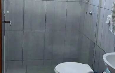 Imagem: A casa possui 3 Dormitórios, 3 Banheiros, 4 Vagas na garagem