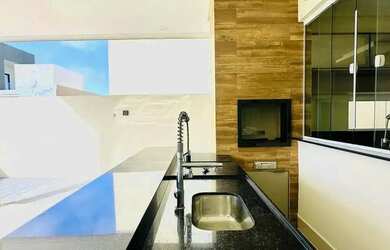 Imagem: A casa em condomínio possui 3 Dormitórios, 1 Banheiro, 2 Vagas