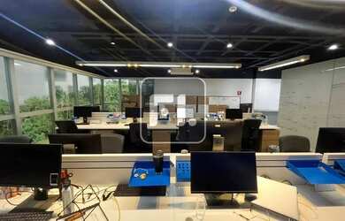 Imagem: O depósito possui 4 Vagas na garagem e 147m² de Área e está