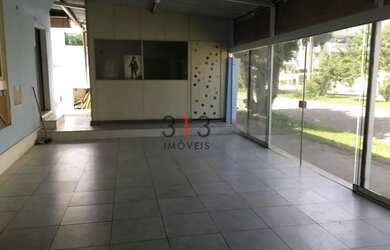 Imagem 3: Ampla casa de rua linear composta de sala com varios divisorias sotao...