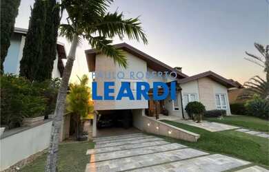 Imagem: A casa em condomínio possui 5 Dormitórios, 5 Banheiros, 4