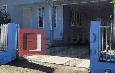Imagem: A casa possui 3 Dormitórios, 2 Banheiros, 2 Vagas na garagem