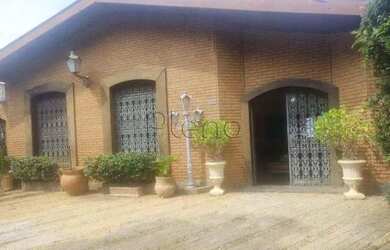 Imagem: A casa possui 3 Dormitórios, 3 Banheiros, 5 Vagas na garagem