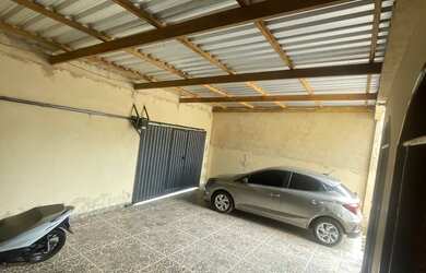 Imagem: A casa possui 2 Dormitórios, 2 Banheiros, 2 Vagas na garagem