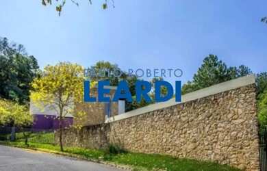 Imagem: A casa possui 3 Dormitórios, 5 Banheiros, 4 Vagas na garagem