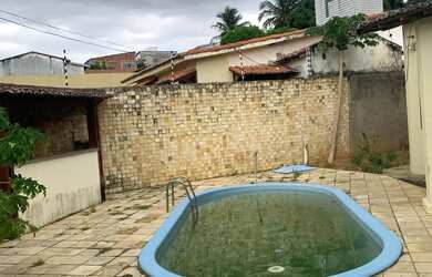 Imagem: A casa possui 3 Dormitórios, 5 Banheiros, 3 Vagas na garagem