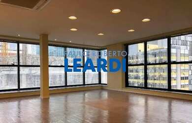 Imagem: O depósito possui 5 Vagas na garagem e 4464m² de Área e está