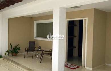 Imagem: A casa possui 3 Dormitórios, 3 Banheiros, 2 Vagas na garagem