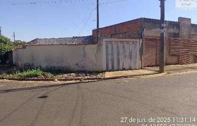 Imagem: A casa à venda possui 3 Dormitórios, 1 Banheiro, 1 Vaga na