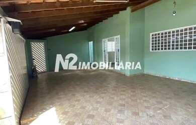 Imagem: A casa possui 3 Dormitórios, 2 Banheiros, 3 Vagas na garagem