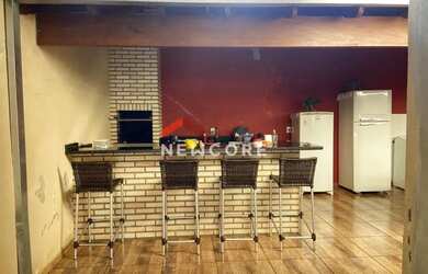 Imagem: A casa possui 3 Dormitórios, 2 Banheiros, 2 Vagas na garagem