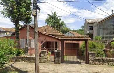 Imagem: A casa possui 4 Dormitórios, 3 Banheiros, 2 Vagas na garagem