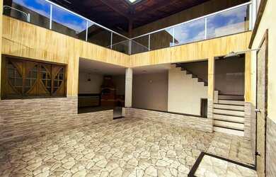 Imagem: A casa possui 3 Dormitórios, 3 Banheiros, 2 Vagas na garagem