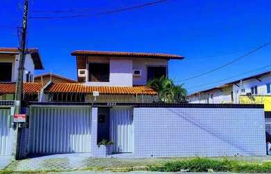 Imagem: A casa possui 3 Dormitórios, 4 Banheiros, 3 Vagas na garagem