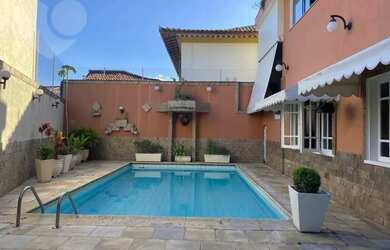 Imagem: A casa possui 5 Dormitórios, 2 Banheiros, 2 Vagas na garagem